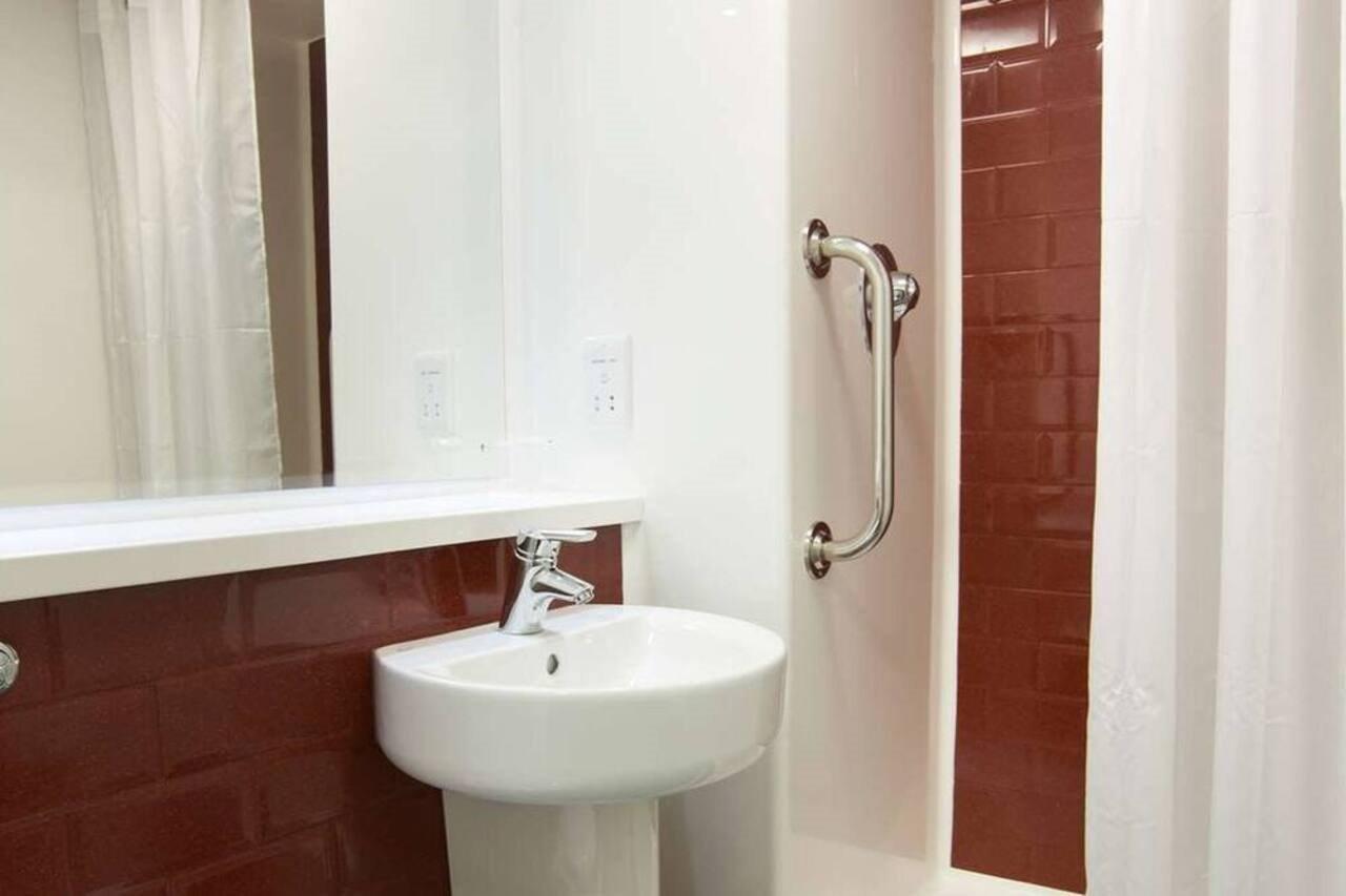 Travelodge Eastleigh Central Экстерьер фото